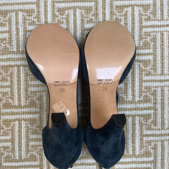 Never worn, Italian made, leather heels. Size 38. - Picture 3 of 3